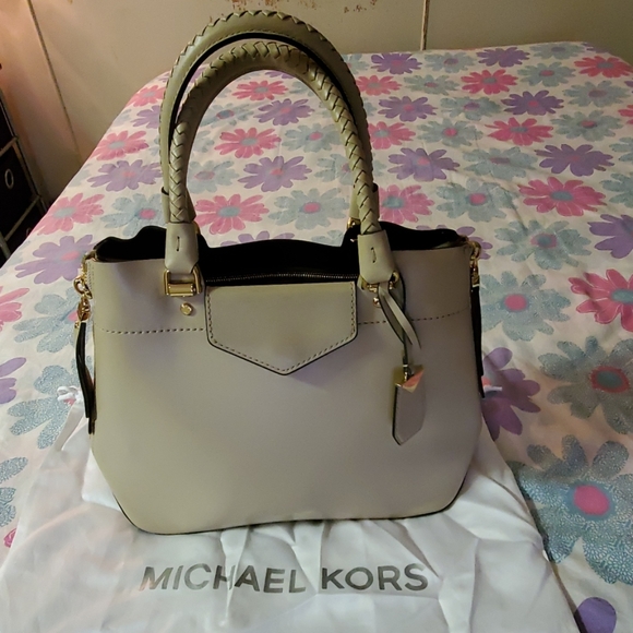 Michael Kors Handbags - Michael Kors BLAKELY Medium Tote-OAT Color